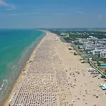 Colorful Flat With Shared Pool Apartamento Bibione