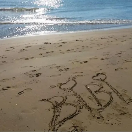 Colorful Flat With Shared Pool 비비오네