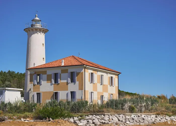 Colorful Flat With Shared Pool 비비오네