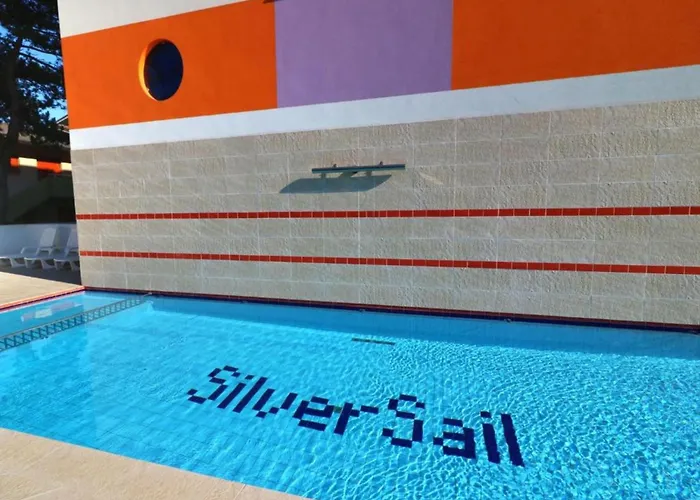 Colorful Flat With Shared Pool 아파트 *