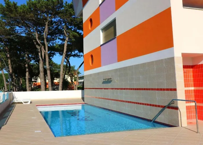 Colorful Flat With Shared Pool ביביונה