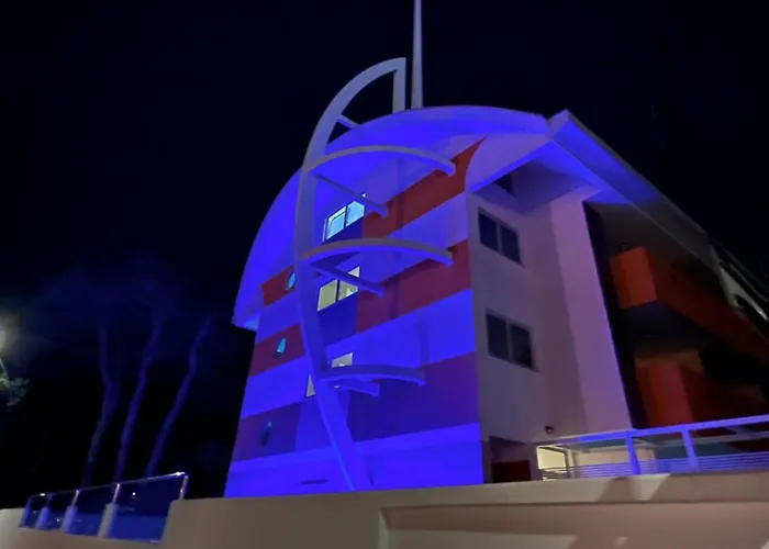 Colorful Flat With Shared Pool 비비오네