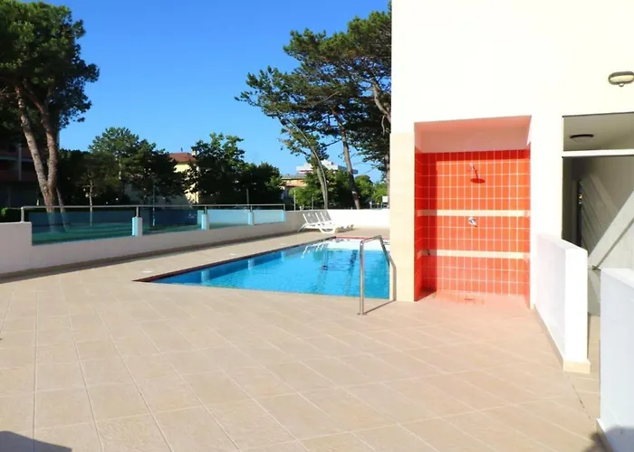 Colorful Flat With Shared Pool ביביונה