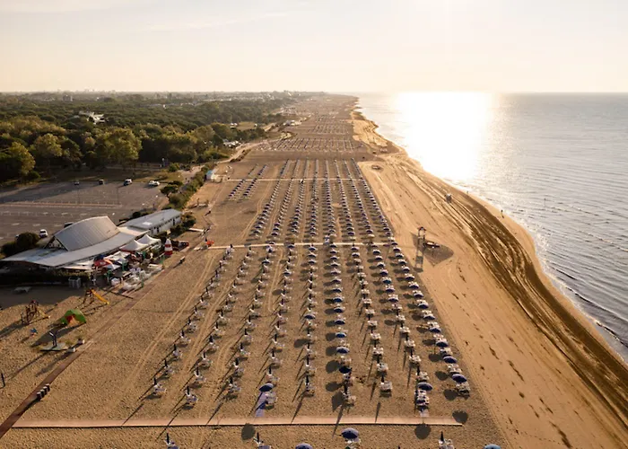 Colorful Flat With Shared Pool 아파트