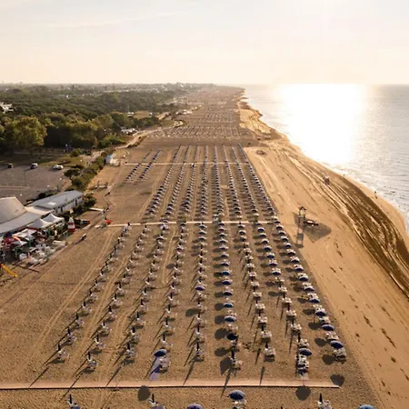 Colorful Flat With Shared Pool Апартаменти