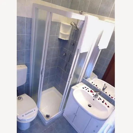 Colorful Flat With Shared Pool Lägenhet