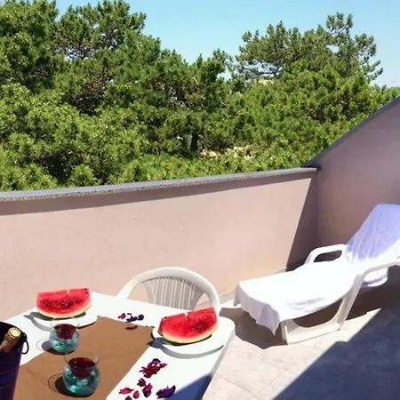 Апартаменти Colorful Flat With Shared Pool Бібіоне