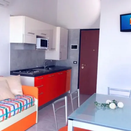 Colorful Flat With Shared Pool Апартаменти