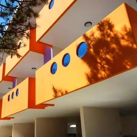 Lägenhet Colorful Flat With Shared Pool