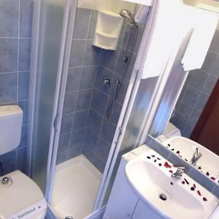 Colorful Flat With Shared Pool * Бібіоне