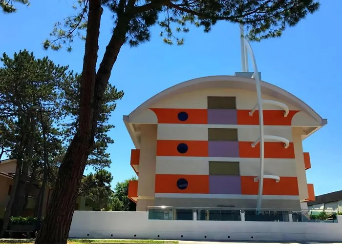 Апартаменты Colorful Flat With Shared Pool